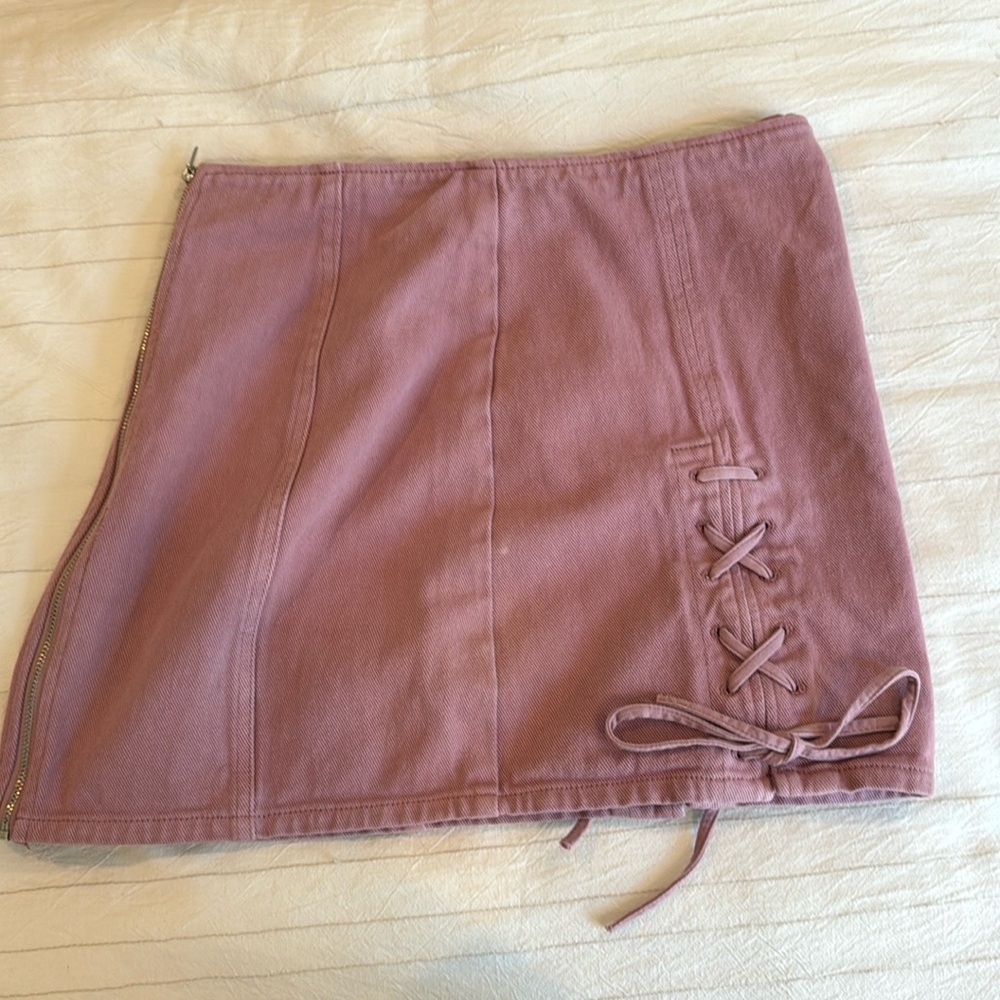 Pink detailed skirt with zipper on side